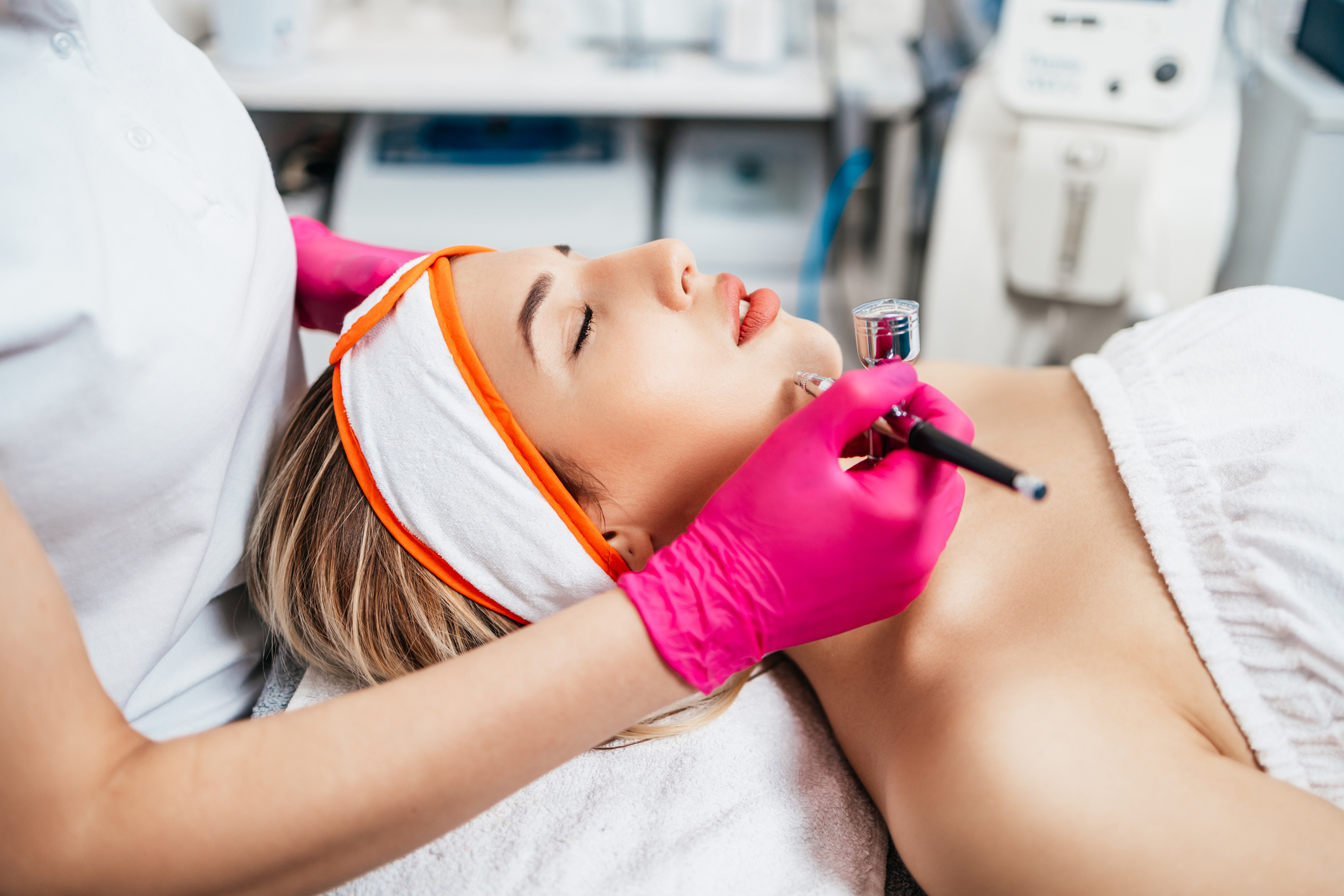 Unobstructed illumination directly on skin surface while dermaplaning. 